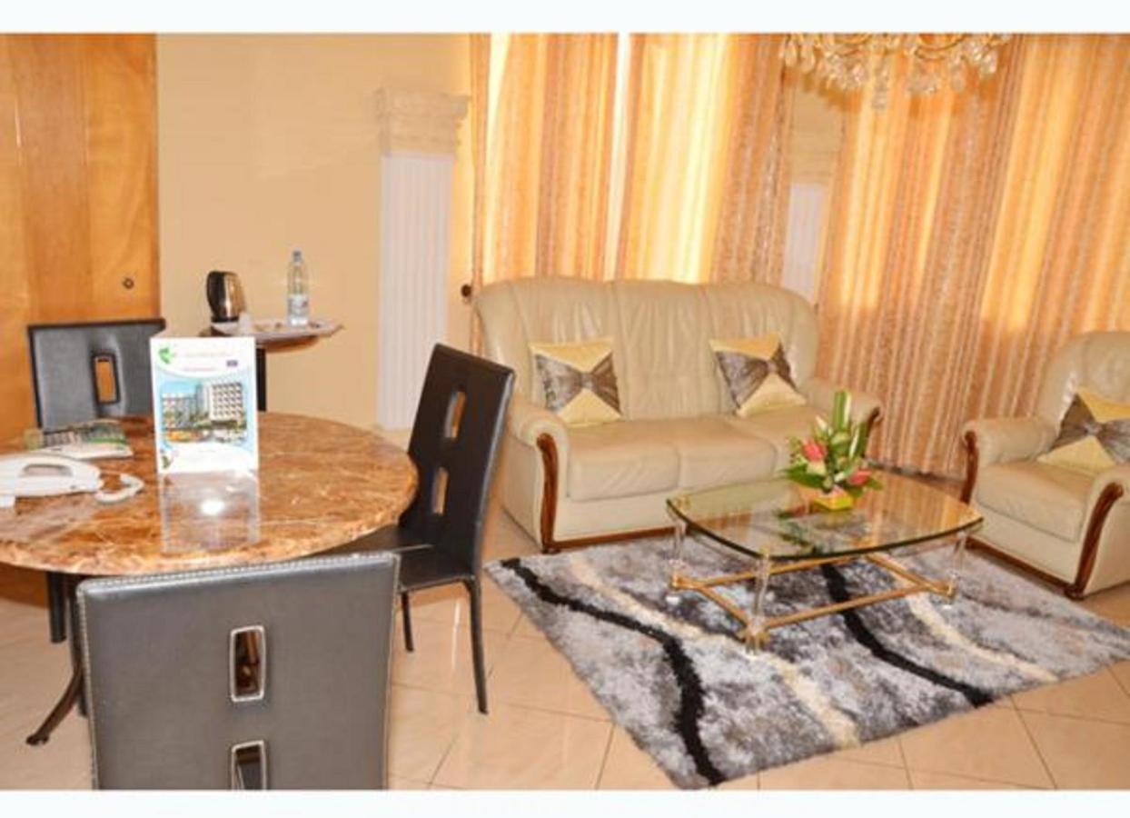 Hotel Vallee Des Princes Douala Dış mekan fotoğraf